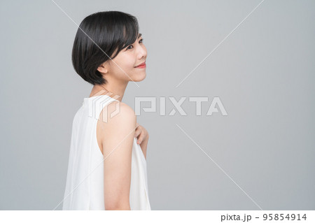 ショートヘアの女性　ビューティー 95854914