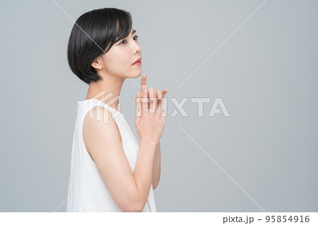 ショートヘアの女性 ビューティー ショートヘアの女性 ビューティー 95854916