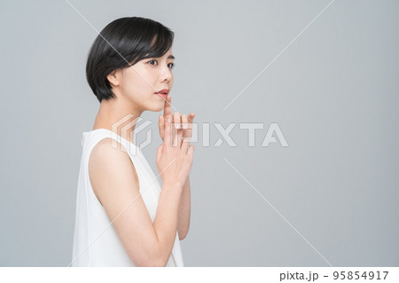 ショートヘアの女性 ビューティー ショートヘアの女性 ビューティー 95854917