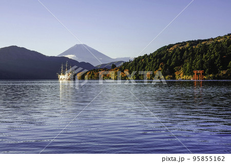 富士山と海賊船 95855162