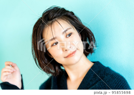 黒ニットを着たショートボブの女性 黒ニットを着たショートボブの女性 95855698