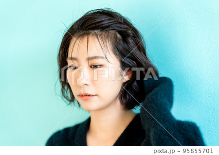 黒ニットを着たショートボブの女性 黒ニットを着たショートボブの女性 95855701