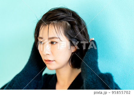 黒ニットを着たショートボブの女性 黒ニットを着たショートボブの女性 95855702