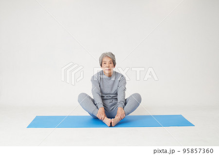 ストレッチをするシニア女性 ストレッチをするシニア女性 95857360