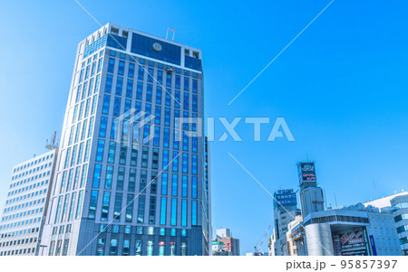日本の横浜都市景観 11月。秋晴れの広がる横浜駅前の横浜ベイシェラトンホテルなどを望む 95857397