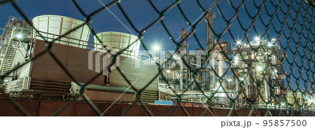 「神奈川県」川崎　金網越しの工場夜景 95857500