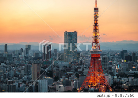 「東京都」夕暮れの都市風景と東京タワー 95857560