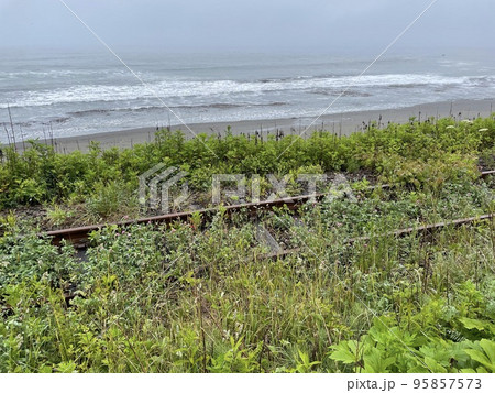 海辺に残された鉄道廃線跡のレール 海辺に残された鉄道廃線跡のレール 95857573