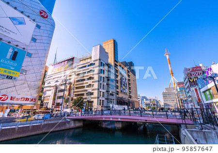 日本の横浜都市景観 11月、秋晴れの広がる横浜駅前・横浜ビブレや南幸橋などを望む 95857647