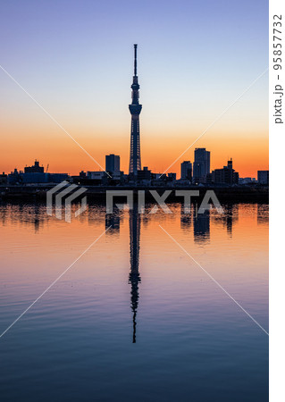 「東京都」荒川から望む東京スカイツリーとマジックアワー 「東京都」荒川から望む東京スカイツリーとマジックアワー 95857732