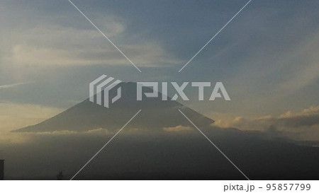 富士山の夕景 95857799