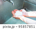 水道で泡ハンドソープで手を洗う人の手 95857851