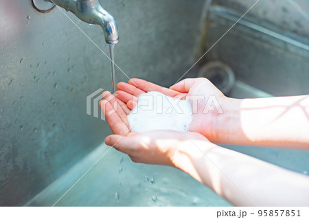 水道で泡ハンドソープで手を洗う人の手 水道で泡ハンドソープで手を洗う人の手 95857851