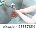水道で手を洗う人の手 95857854