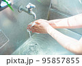水道で手を洗う人の手 95857855