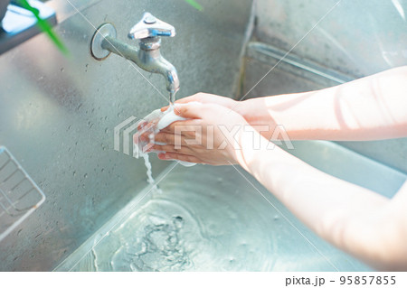 水道で手を洗う人の手 水道で手を洗う人の手 95857855