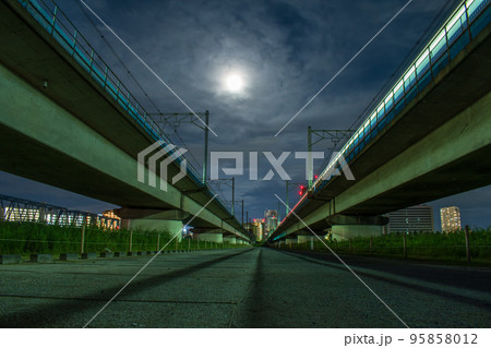 夜のガード下 95858012