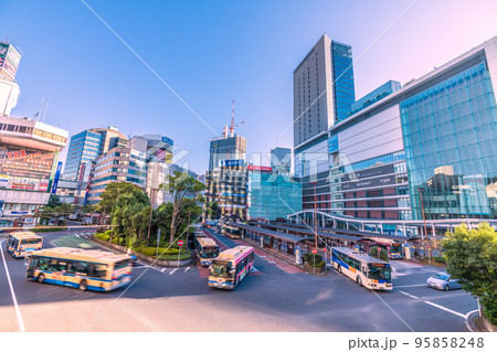 日本の横浜都市景観 11月。朝の横浜駅やJR横浜タワーなどを望む 95858248