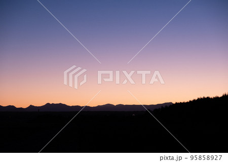北海道の大地と夕暮れ 95858927