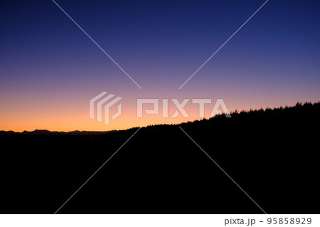 北海道の大地と夕暮れ 95858929