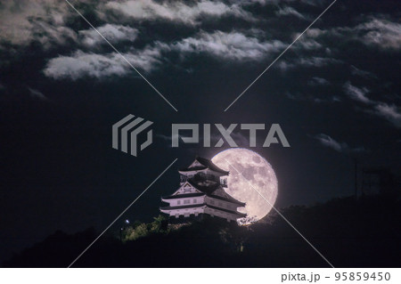 岐阜城天守閣と満月 95859450