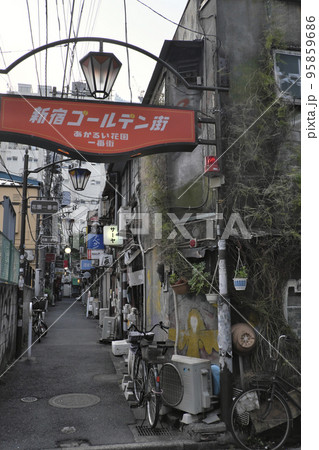 夕暮れの【新宿ゴールデン街】入口のゲート（無人） 95859686