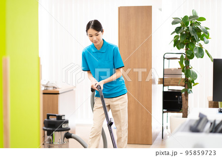 清掃員（若い女性、掃除機） 95859723