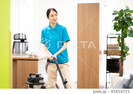 清掃員（若い女性、掃除機） 95859725