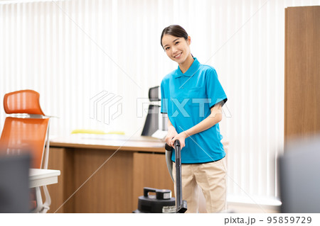 清掃員（若い女性、掃除機） 95859729