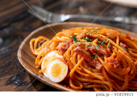 ベーコンとケチャップソースのナポリタン スパゲティとサンドイッチで美味しいランチ(木の皿) ベーコンとケチャップソースのナポリタン スパゲティとサンドイッチで美味しいランチ(木の皿) 95859915