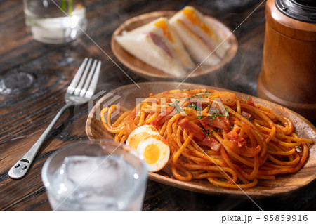 ベーコンとケチャップソースのナポリタン スパゲティとサンドイッチで美味しいランチ(木の皿) ベーコンとケチャップソースのナポリタン スパゲティとサンドイッチで美味しいランチ(木の皿) 95859916