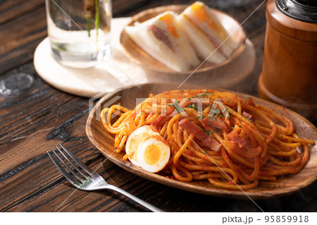 ベーコンとケチャップソースのナポリタン スパゲティとサンドイッチで美味しいランチ(木の皿) ベーコンとケチャップソースのナポリタン スパゲティとサンドイッチで美味しいランチ(木の皿) 95859918