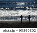 湘南のキラキラ光る海と子どものいる風景 95860802