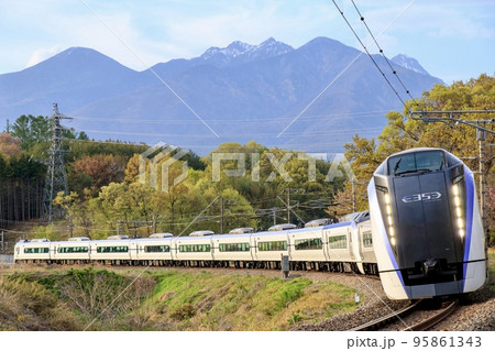 八ヶ岳をバックに中央東線を走るE353系特急あずさ号 八ヶ岳をバックに中央東線を走るE353系特急あずさ号 95861343