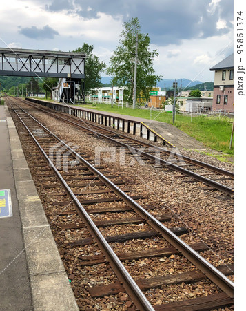 ホームから見た線路がある風景 ホームから見た線路がある風景 95861374