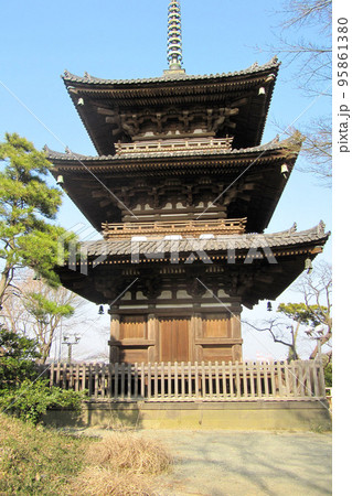 三渓園にある旧燈明寺三重塔/日本神奈川県横浜市 三渓園にある旧燈明寺三重塔/日本神奈川県横浜市 95861380