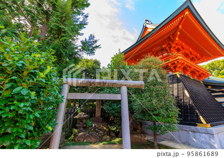 東京　新宿区にある穴八幡宮　神武天皇遥拝所と鼓楼 95861689