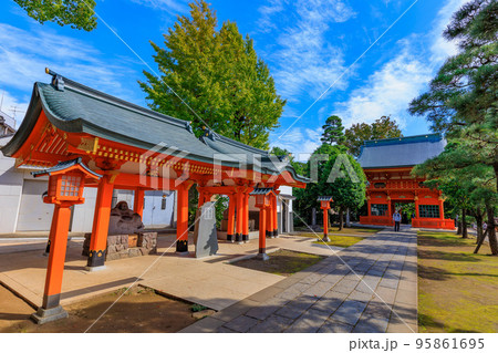 東京　新宿区にある穴八幡宮　布袋尊像と手水舎 95861695