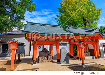 東京　新宿区にある穴八幡宮　布袋尊像と手水舎 95861696