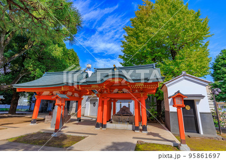 東京 新宿区にある穴八幡宮 布袋尊像と手水舎 東京 新宿区にある穴八幡宮 布袋尊像と手水舎 95861697