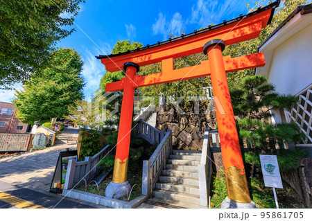 東京　新宿区にある穴八幡宮の鳥居 95861705
