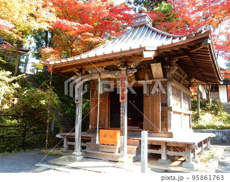 紅葉が美しい文知摺観音 95861763