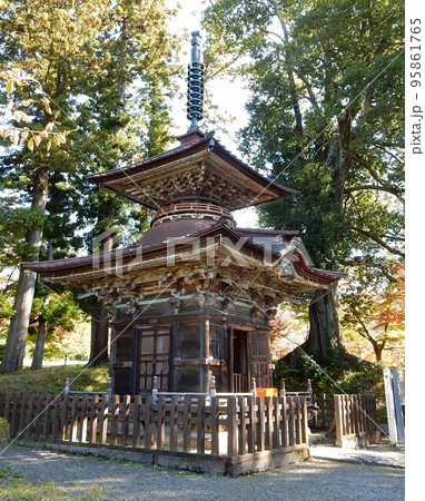 紅葉が美しい文知摺観音「多宝塔」 95861765