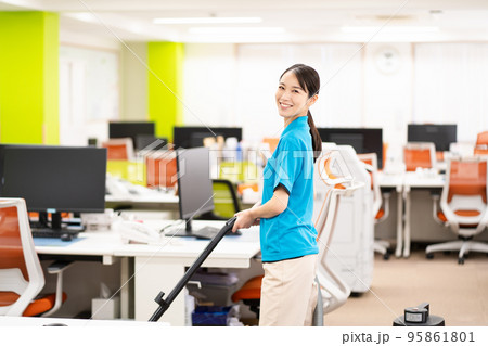 清掃員(若い女性、掃除機) 清掃員(若い女性、掃除機) 95861801