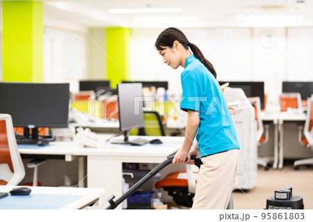 清掃員（若い女性、掃除機） 95861803