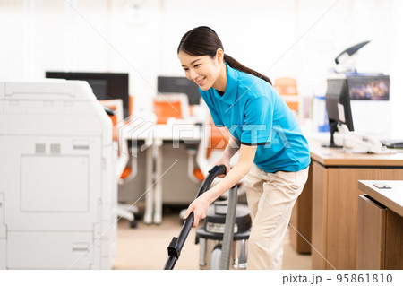 清掃員（若い女性、掃除機） 95861810