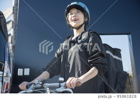 フードデリバリーイメージ　自転車でデリバリーする若い女性 シェアデリ 95861828