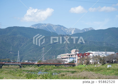 相川水辺公園から青空に雄大な伊吹山を望む風景｜岐阜県不破郡垂井町 95862520