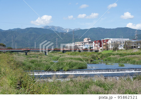 相川水辺公園から青空に雄大な伊吹山を望む風景｜岐阜県不破郡垂井町 95862521