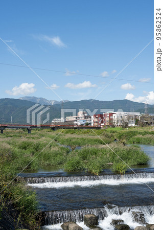 相川水辺公園から青空に雄大な伊吹山を望む風景｜岐阜県不破郡垂井町 95862524